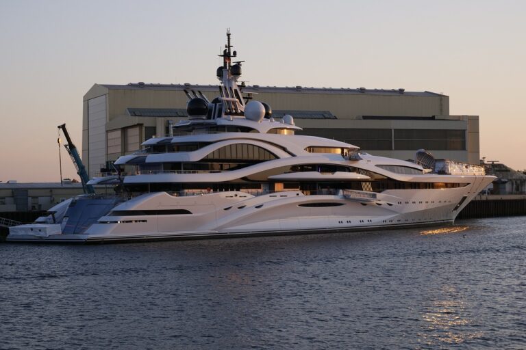 luxury yacht 3430348 1280 768x512