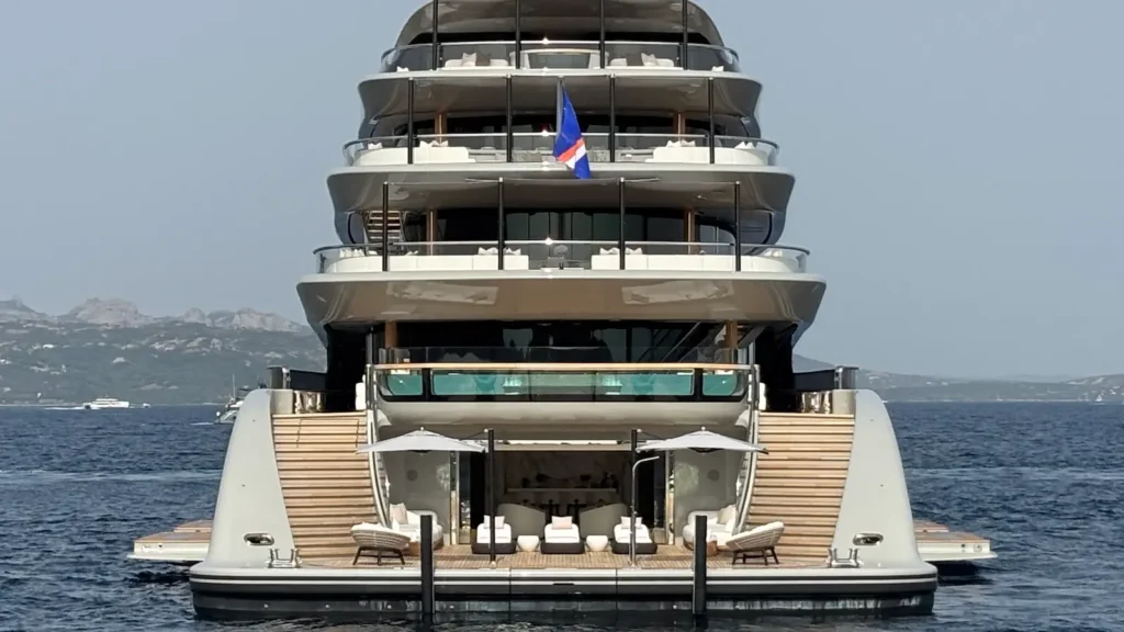 Piscina e beach club a bordo del superyacht NIXIE di Lürssen